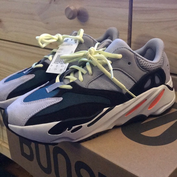 Yeezy Boost 700 - Picture 4 of 4